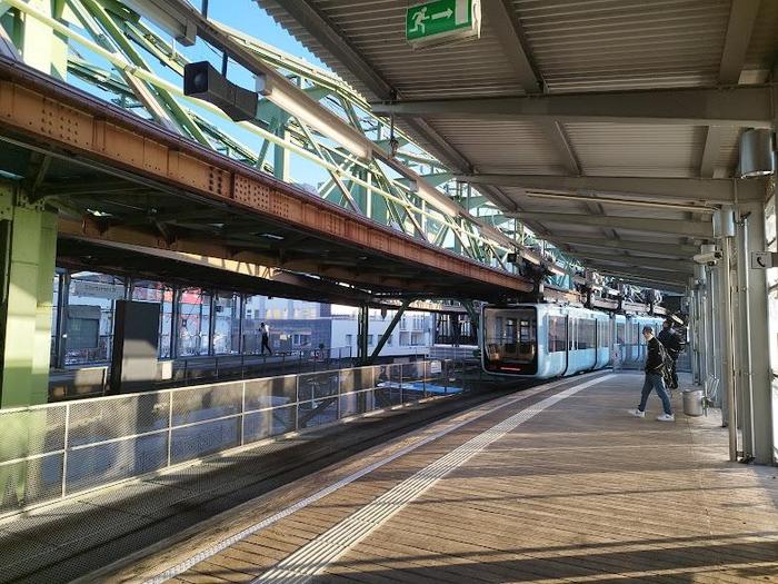 Schwebebahn arriving into Oberbarman station