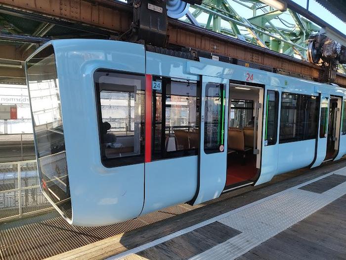 Stationery Schwebebahn at Oberbarman station